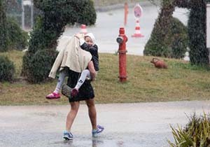 Antalya da sağanak yağmur hayatı olumsuz etkiledi
